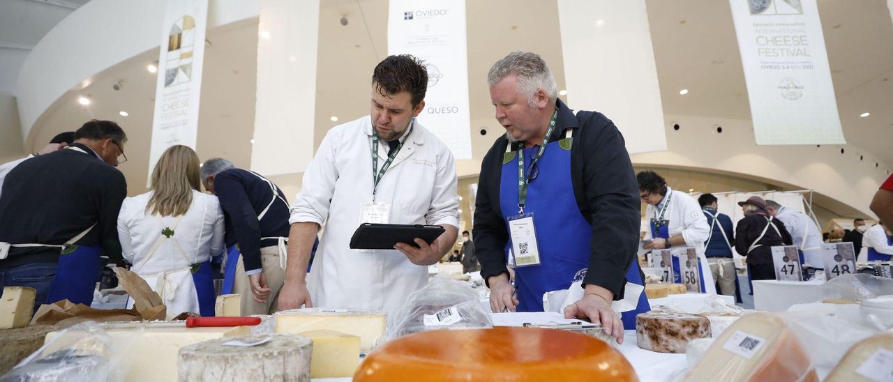 Los jueces prueban los quesos en el World Cheese Festival
