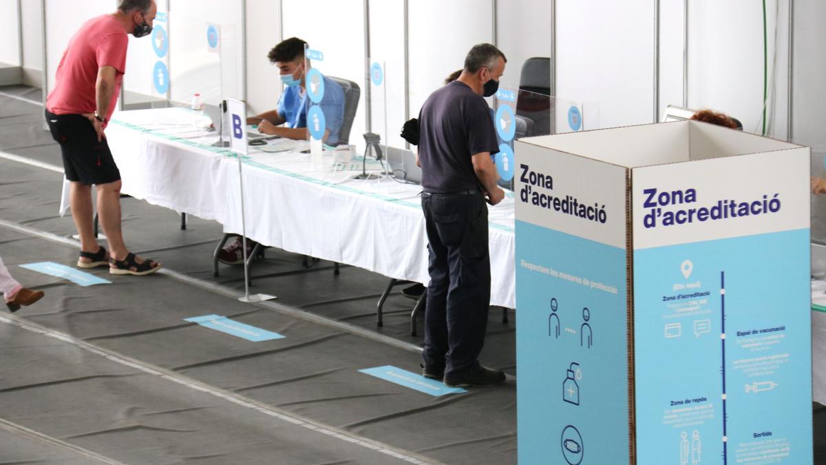 Punto de acceso al punto de vacunación masiva de la Pista Cubierta de Atletismo en Sabadell