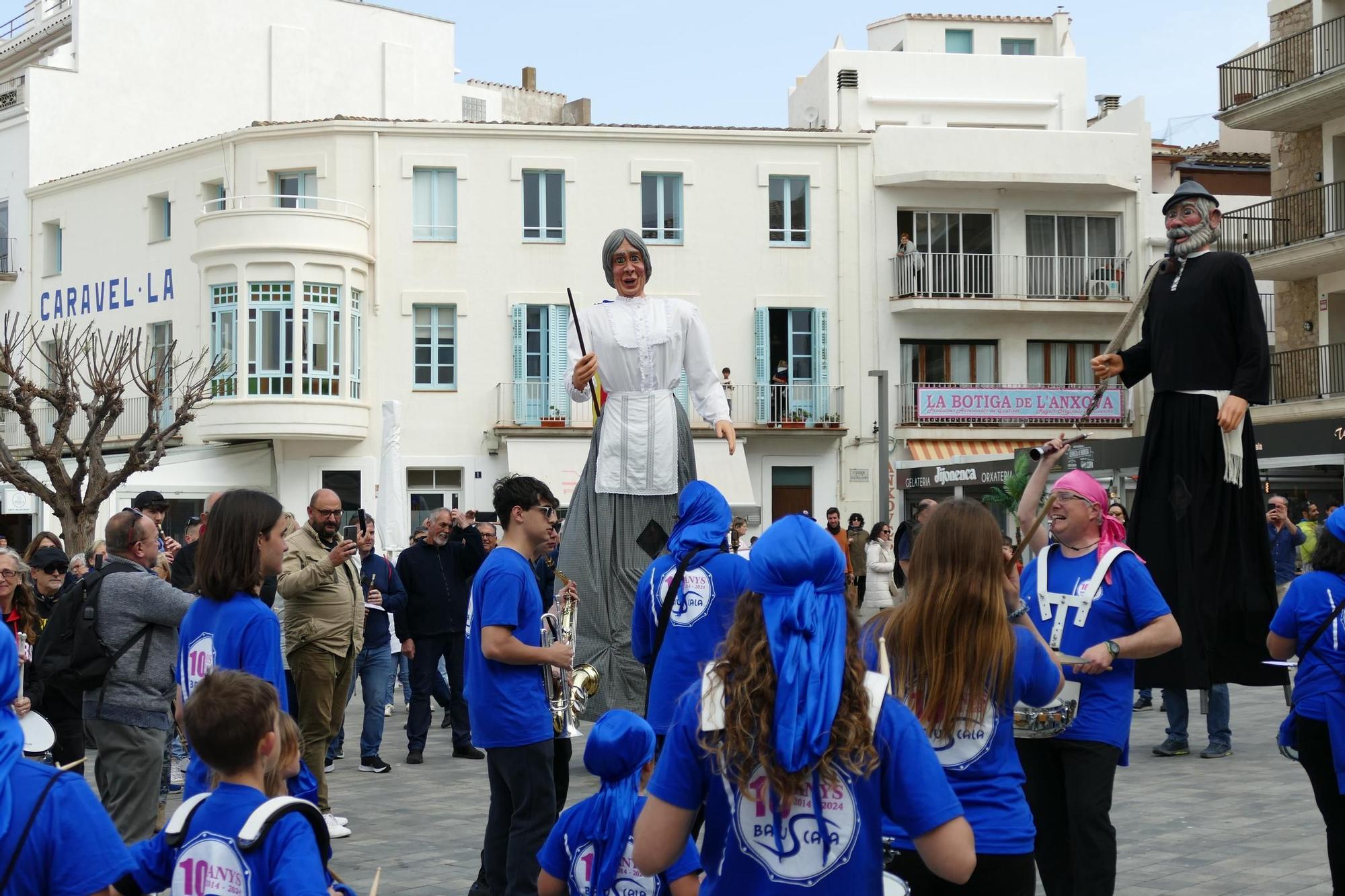 La Batuscala celebra 10 anys desembarcant a la platja de les Barques de l'Escala