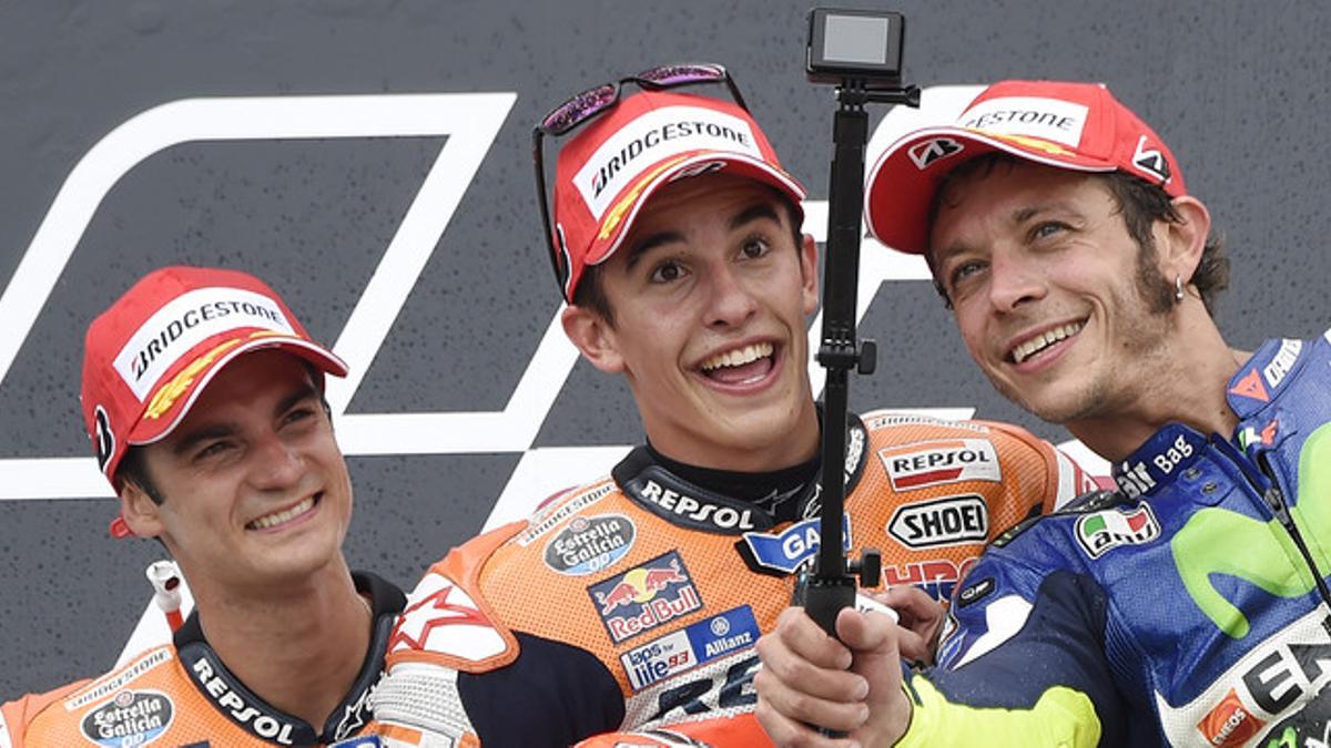 Marc Márquez (primero en Sachsenring), Dani Pedrosa (segundo) y Valentino Rossi (tercero) se hacen un selfi en el podio del GP de Alemania