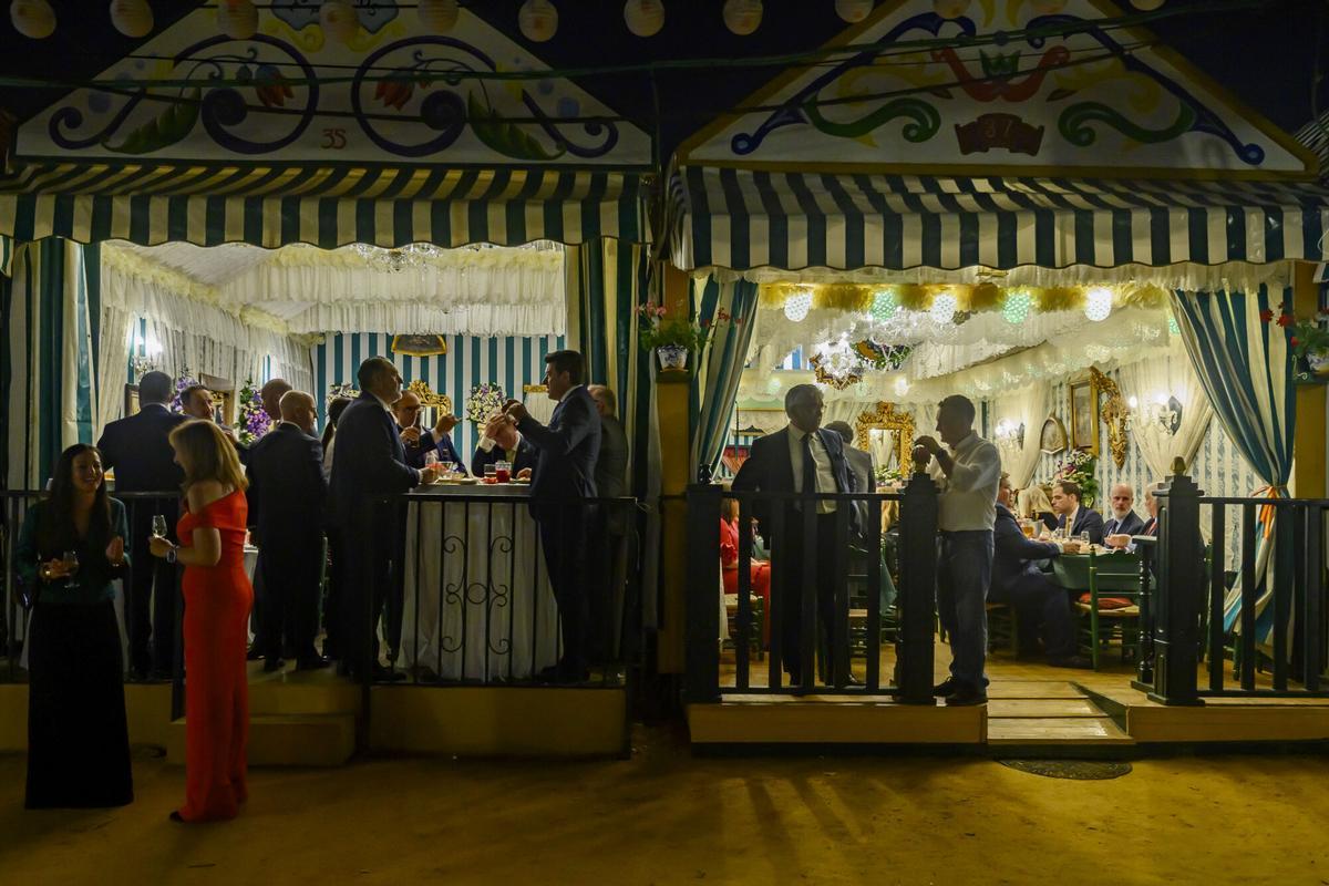SEVILLA, 05/05/2025.- Unas de las muchas casetas del Real de la Feria de Sevilla donde esta noche tiene lugar la tradicional cena del Pescaíto, antes del alumbrado de la Portada y las calles del recinto ferial. EFE/Raúl Caro