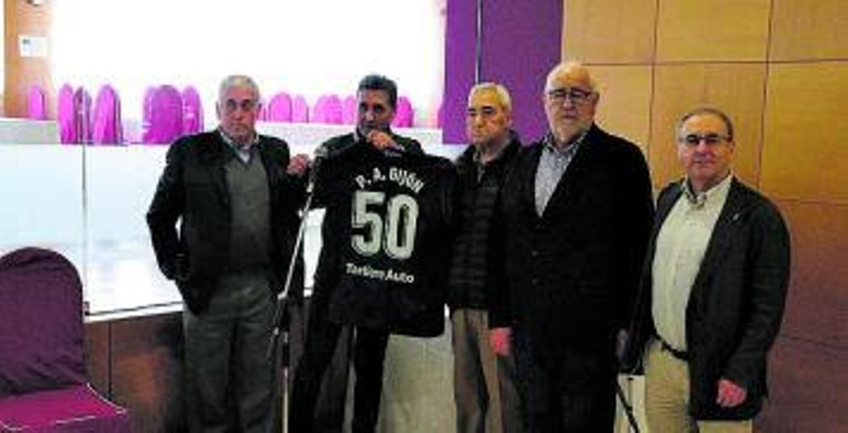 Peñistas de Azul Gijón, junto con Carlos Muñoz (segundo por la izquierda) y Miguel Sanz, ayer.