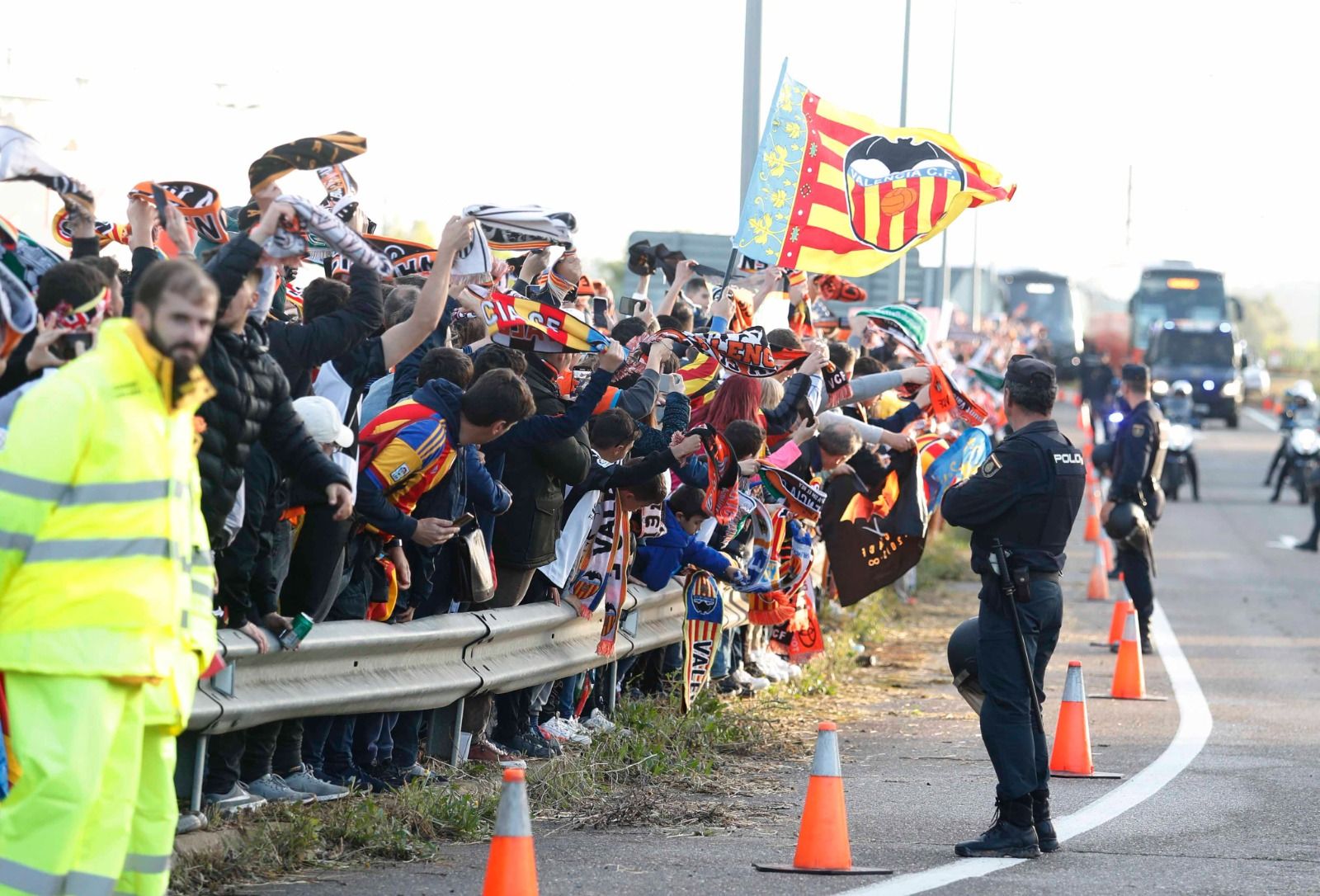 La afición valencianista recibe a su equipo en el estadio de La Cartuja en Sevilla