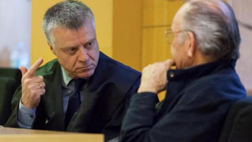 El letrado Avelino Míguez Caiña en la sala de la Audiencia Provincial junto a Jacinto Siverio.