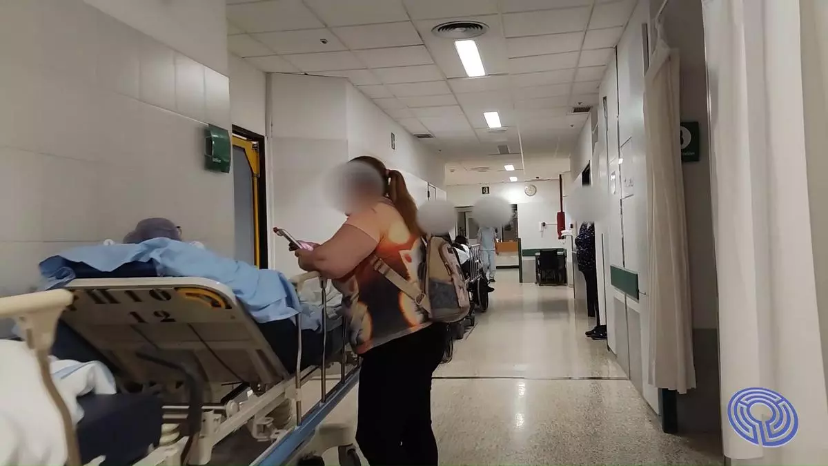 Pacientes 'aparcados' en las Urxencias del CHUS: hasta 20 enfermos en los pasillos a la espera de asistencia