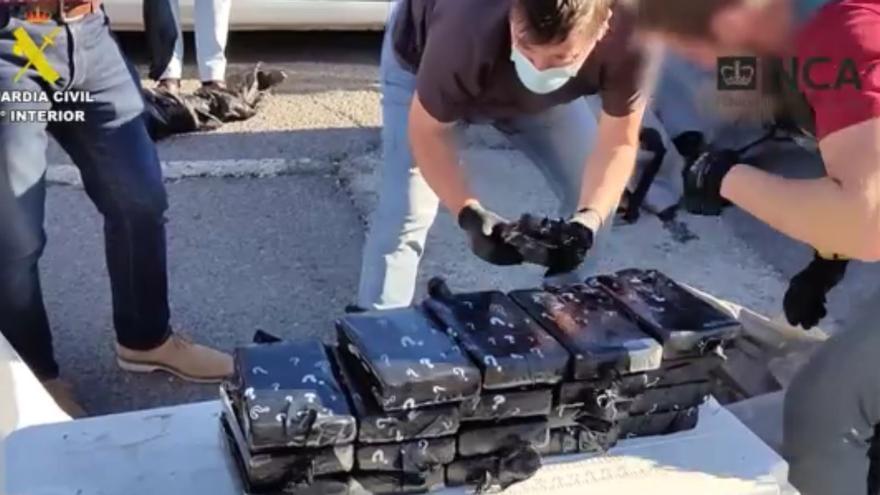 La Guardia Civil interviene 183 kilos de cocaína en un yate de lujo de Puerto Marina