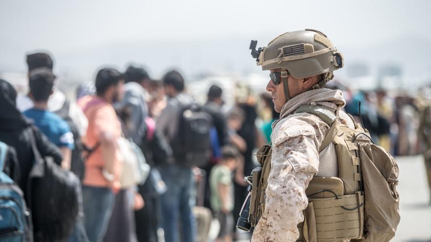 Un marine de Estados Unidos en el aeropuerto de Kabul.