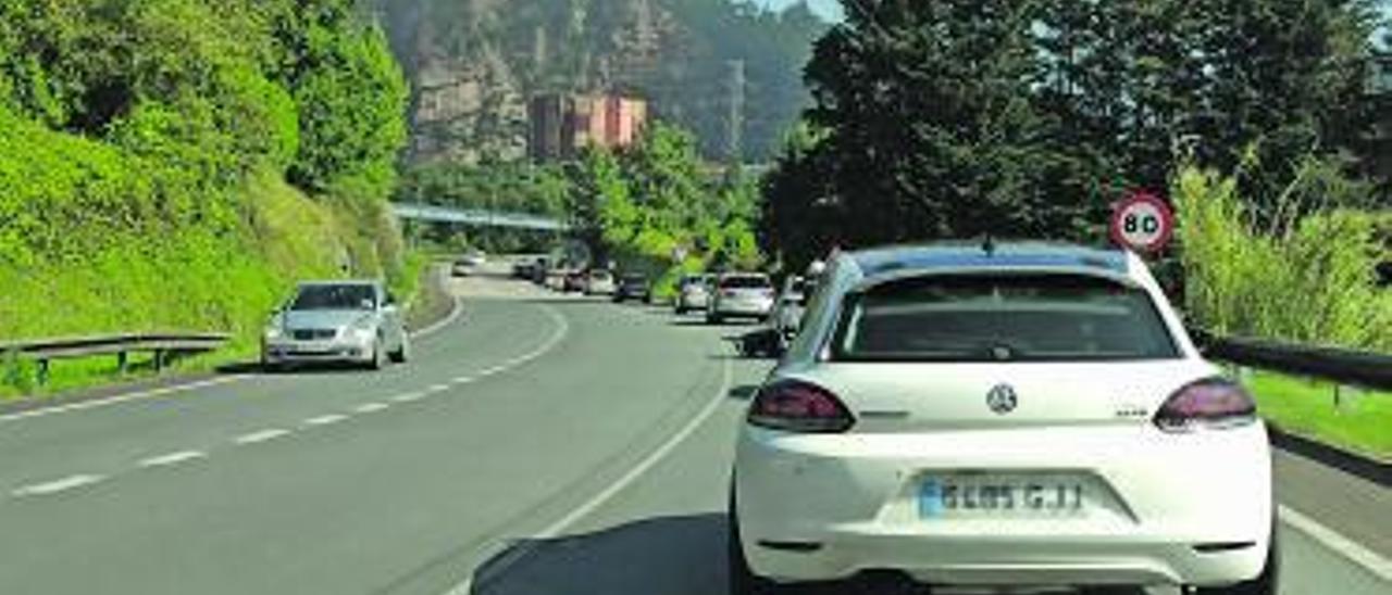 Atasco registrado ayer en el cruce de El Empalme, en Carreño.