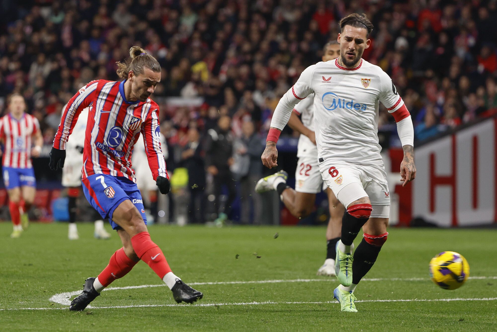MADRID, 08/12/2024.- El delantero francés Antoine Griezmann anota un gol este domingo, durante el partido de la jornada 16 de LaLiga EA Sports, entre el Atlético de Madrid y el Sevilla, en el estadio Metropolitano, en Madrid. EFE/ Sergio Pérez