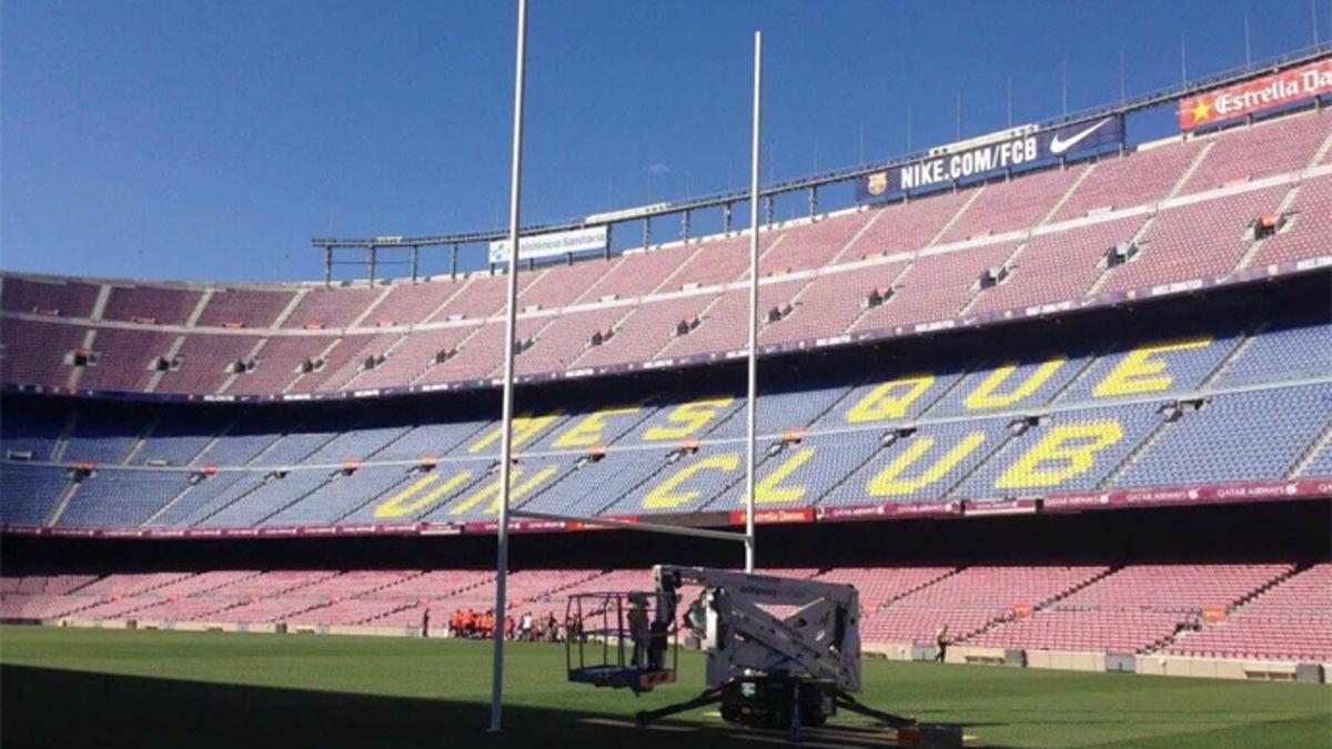 Las porterías de rugby se han instalado esta semana en el Camp Nou