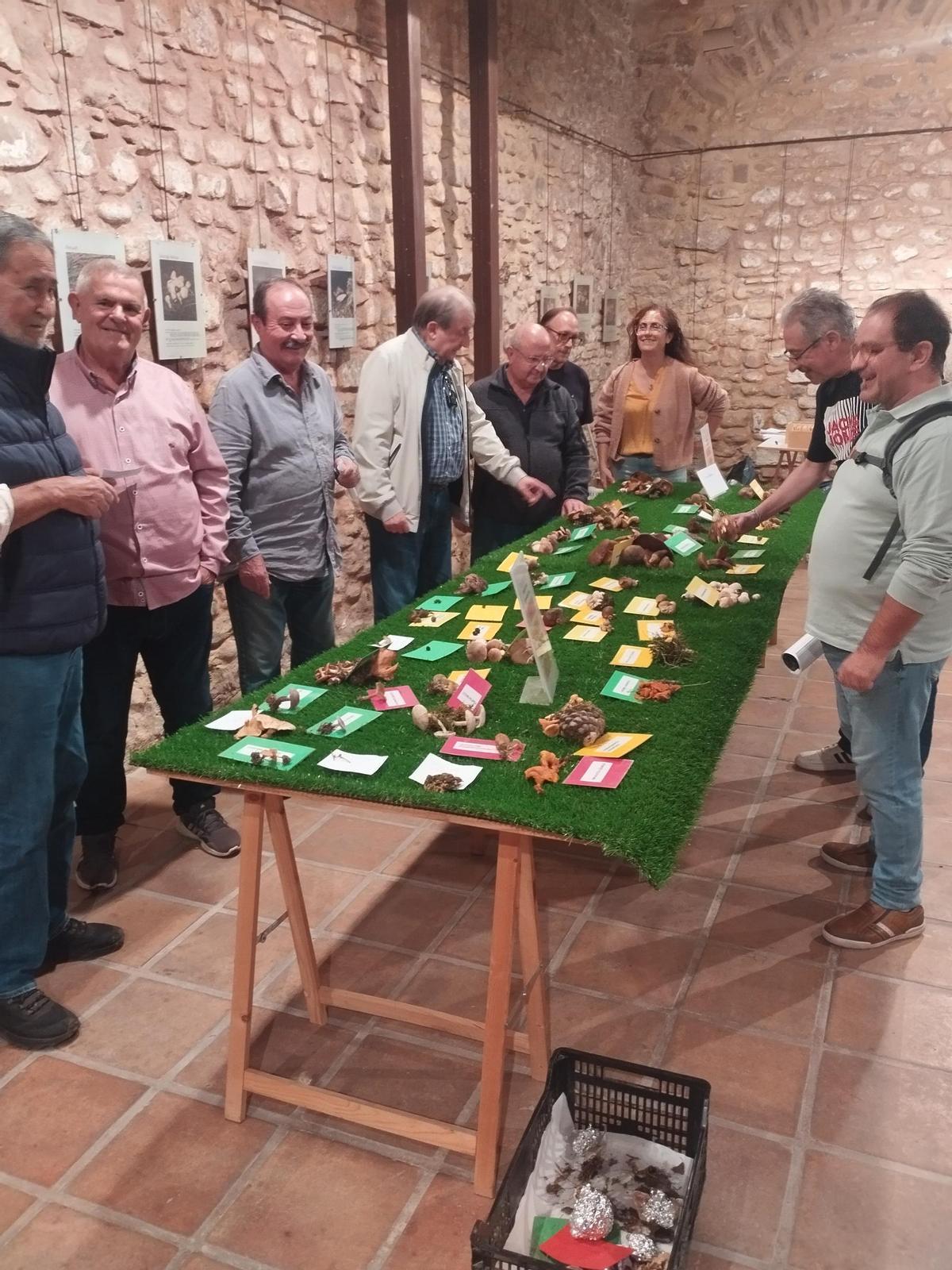 Asistentes a la inauguración de la muestra.