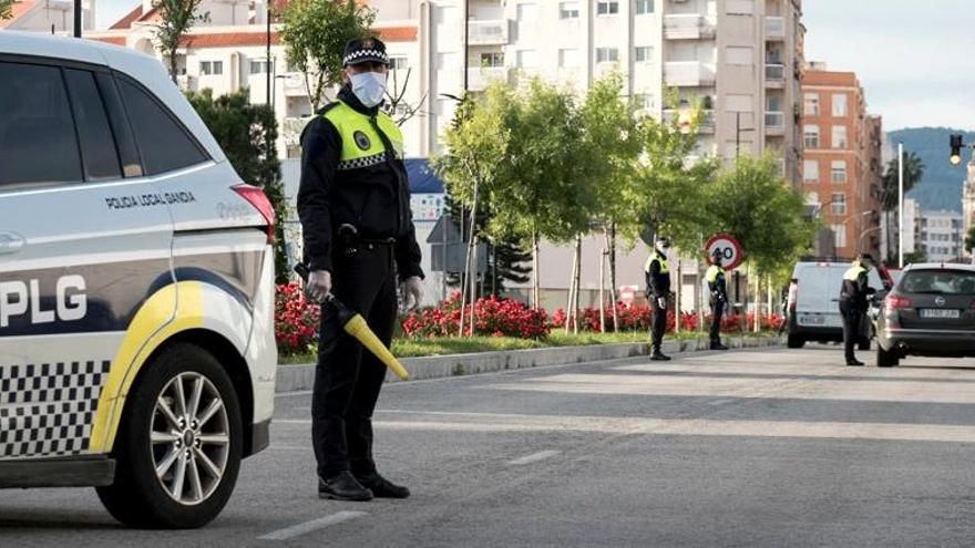 Un control policial para hacer cumplir el confinamiento.