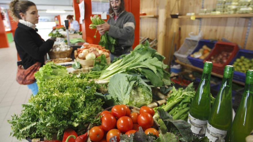 Puesto de frutas y verduras en el mercado de Vitoria