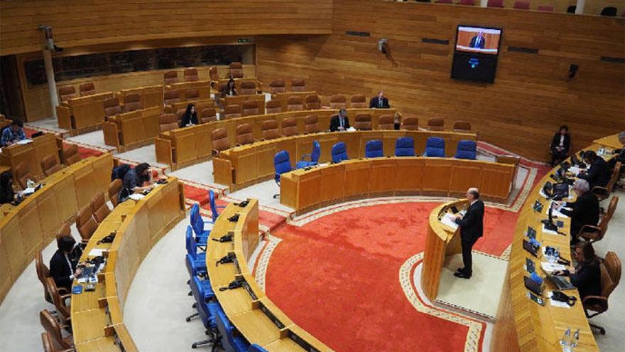 Almuiña, durante su comparecencia, hoy, en un Parlamento de Galicia casi vacío.