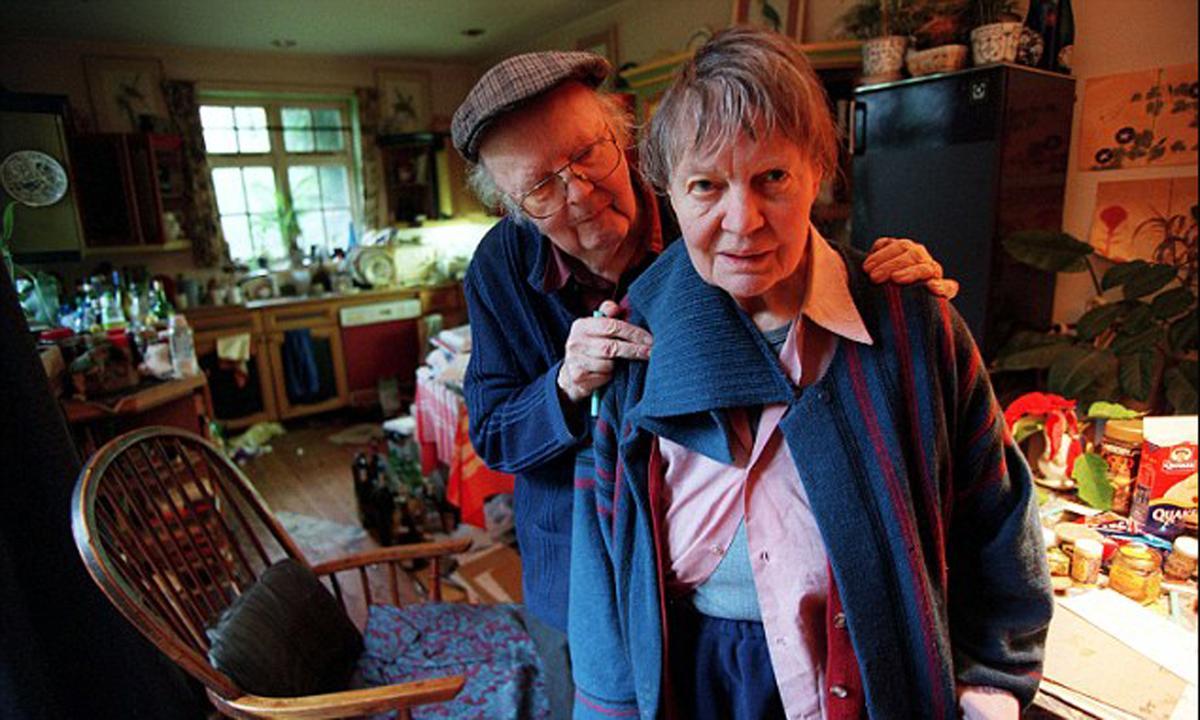 Iris Murdoch y el su marido, John Bayley, en los últimos años de la escritora.