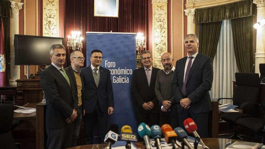 José F. Armesto, Jesús Váquez, José González, Patricio Sánchez, Araújo y Santiago Lago Peñas, director del Foro Económico de Galicia. // B.L.