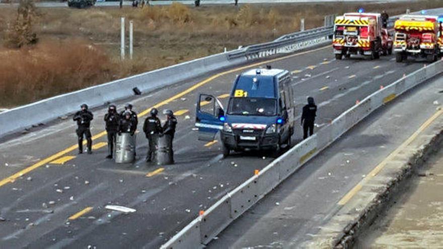 La Gendarmeria a l&#039;autopista A9, dissabte passat.