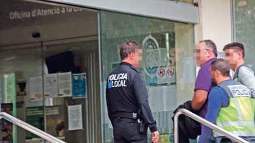 Policías nacionales durante un registro realizado el año pasado en el cuartel de Sant Ferran.