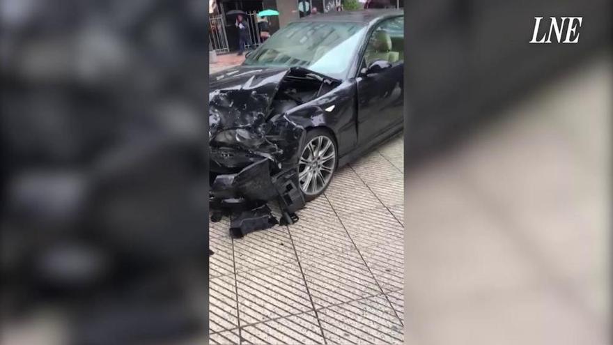 Un coche se empotra en Oviedo contra el edificio del Sespa