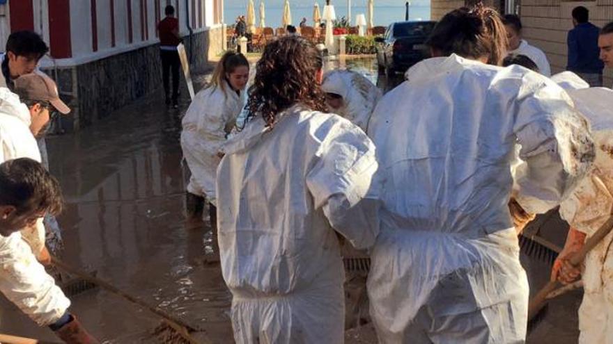 Decenas de voluntarios acudieron el sábado al llamamiento para limpiar Los Alcázares.