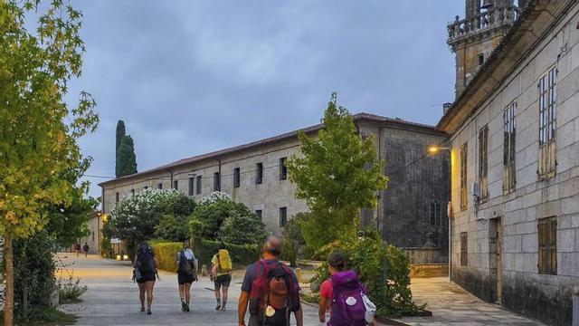 Peregrinos a su paso por Tui, junto a la iglesia de San Domingos. | D.P.