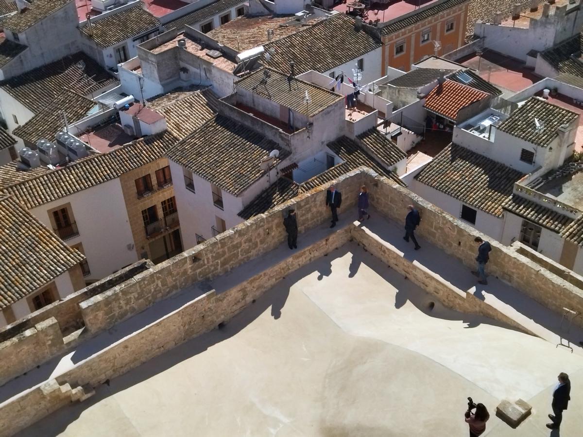 El recorrido por el adarve de la iglesia fortaleza