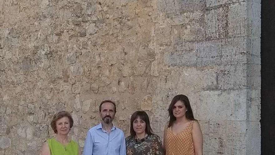 Los concejales del PP posan junto a los muros del Alcázar.