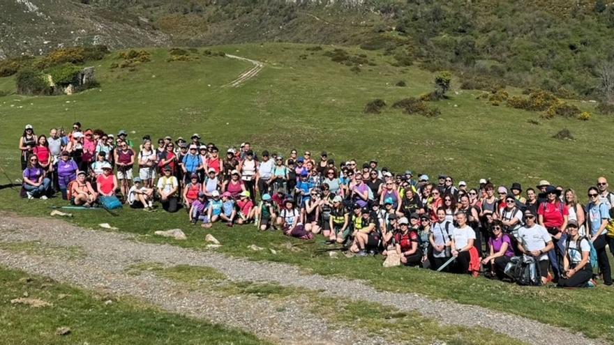 Los participantes en la ruta de ascensión al Picu Pienzu. | A. S.