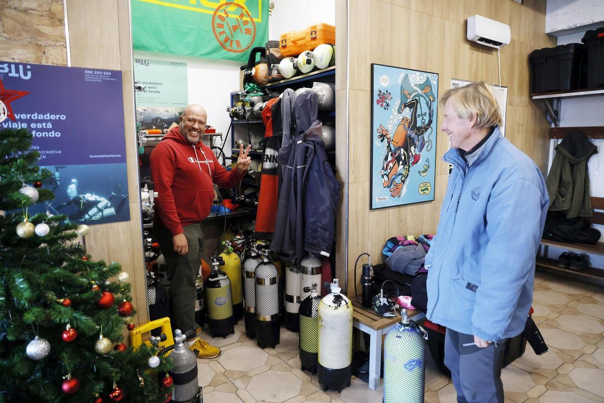 Iñaki Ferreiro (izda.), gerente de Buceo Islas Cíes, y el buzo y documentalista José Irisarri, en las instalaciones de Bouzas.