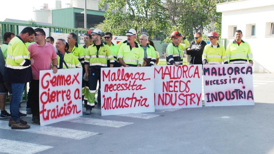 Trabajadores de Cemex, durante la protesta de esta tarde frente a la fábrica de Lloseta.