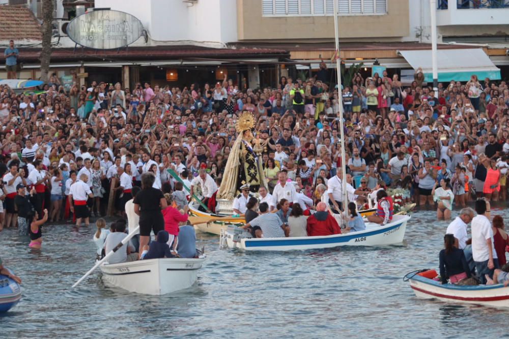 La Virgen del Carmen se hace a la mar en Pedregalejo, rodeada de cientos de personas.