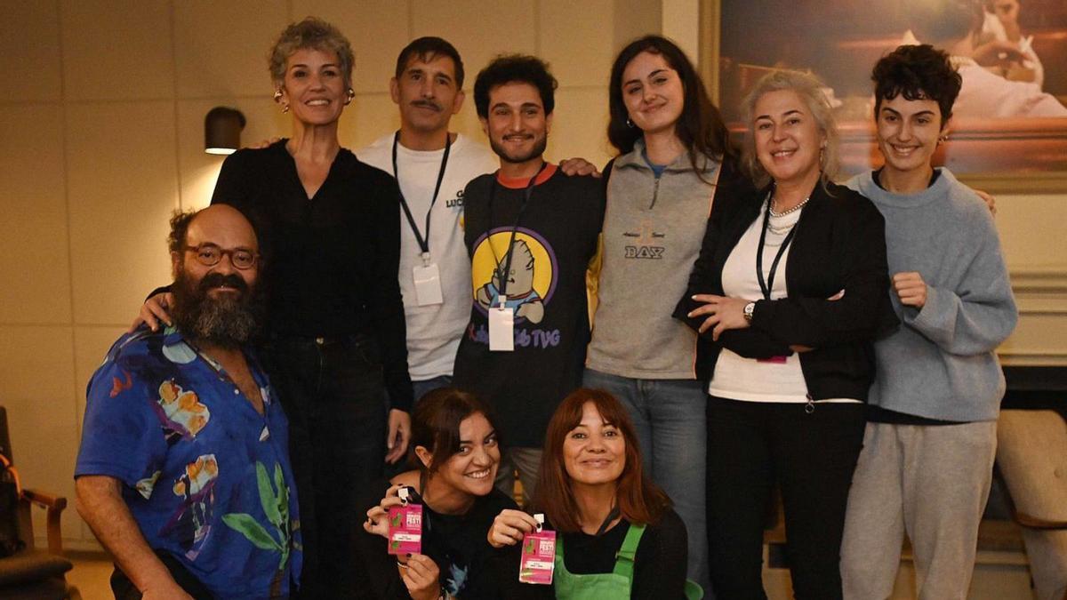 Ignatius Farray, Petite Lorena, Sobria y Serena junto a los residentes en el Café Vitruvia