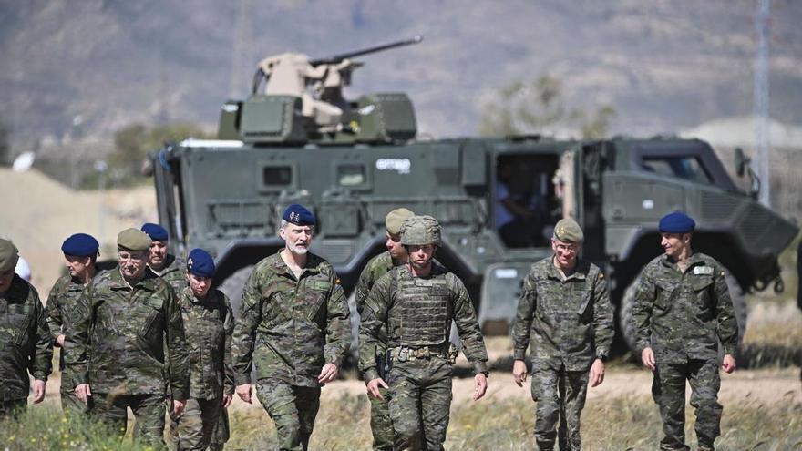 Felipe VI conoce en Almería el ejército del futuro con drones y robots de sello español