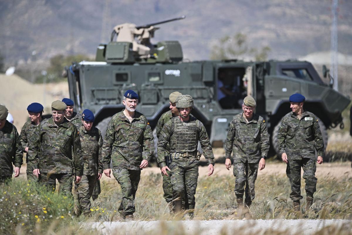 El rey Felipe VI (5d) visita la Campaña de Experimentación Táctica 2026 del Ejército de Tierra en la base Álvarez de Sotomayor, en Viator (Almería), en un ejercicio enmarcado en la transformación hacia la Fuerza 35 y organizado por el Centro de Fuerza Futura 2035 con la participación de la Brigada Rey Alfonso XIII II de la Legión.