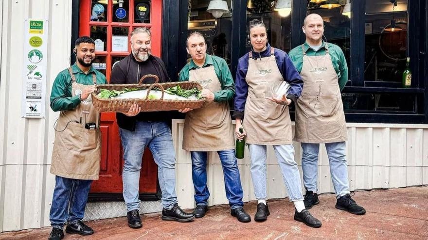Por la izquierda, Brahyan Yojander Morales, Pedro Caramés, Ignacio Pérez, María Cortina y Jonathan Méndez, con el campanu, delante de la sidrería La Finca, en Gascona.