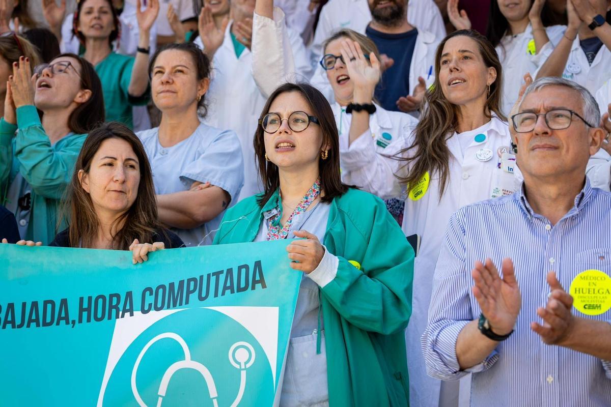 Concentración de los médicos en el hospital Clínico de Zaragoza en el primer día de la segunda seman de huelga médica.