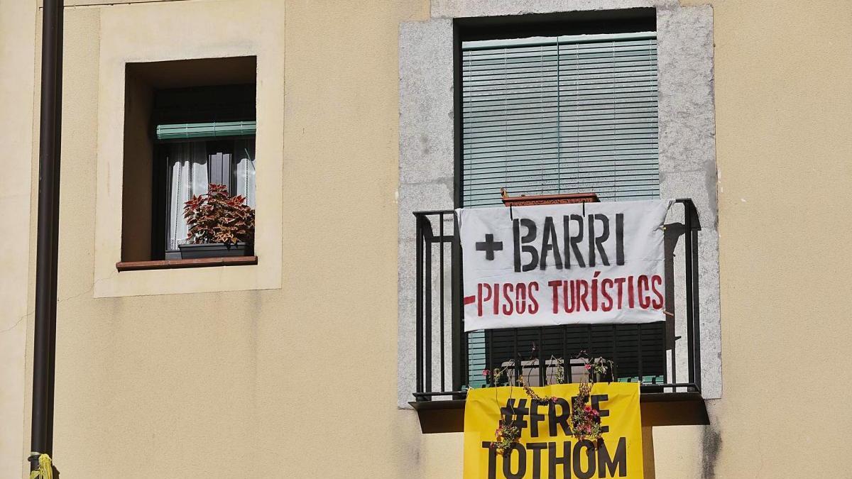 Un cartell en contra dels pisos turístics, a Girona.