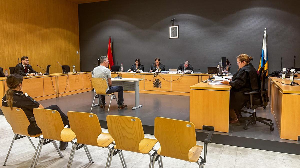 El acusado comparece frente a la Sección Segunda de la Audiencia de Las Palmas.