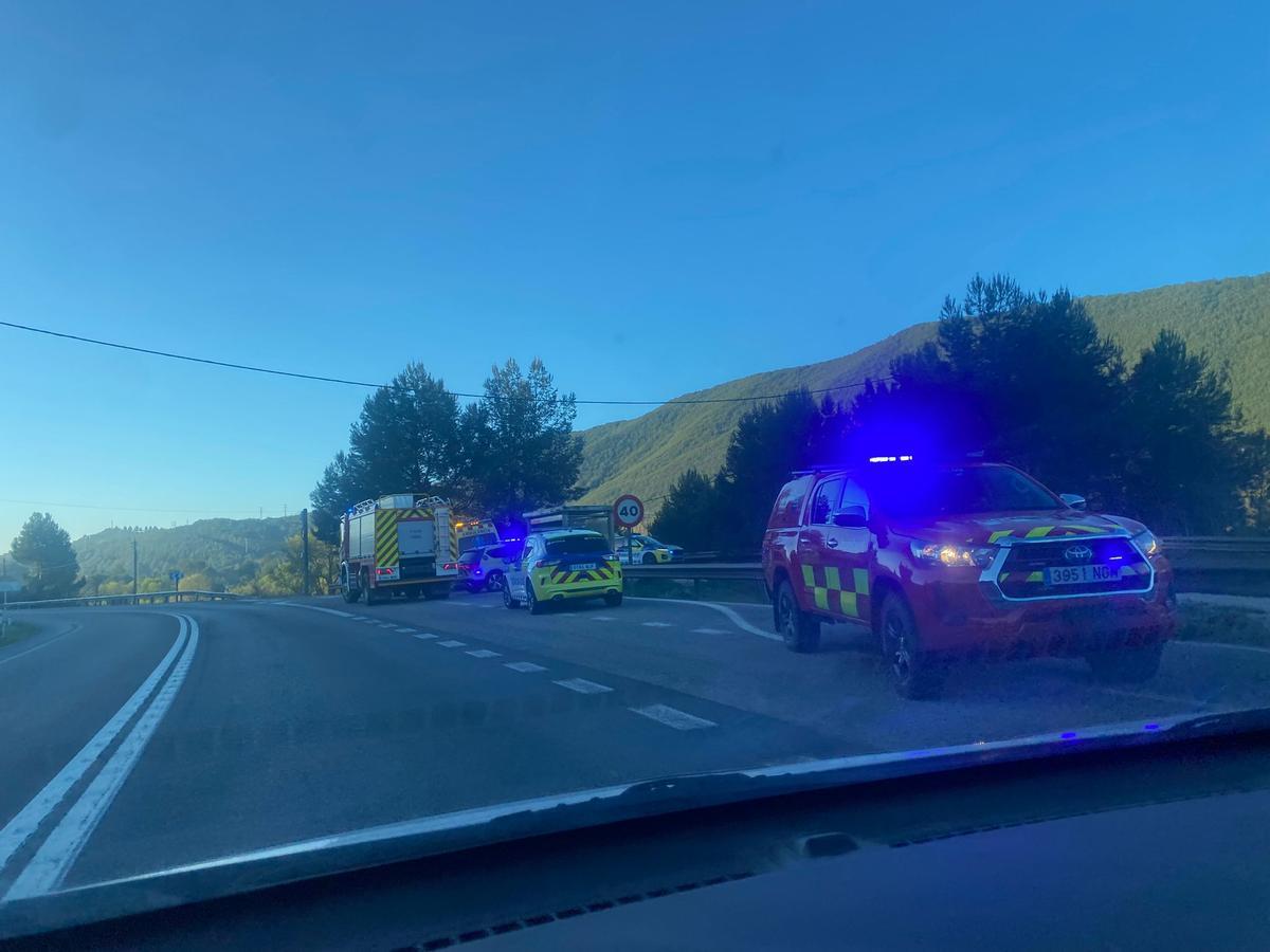 Imatge de les tres dotacions de Bombers el SEM i la policia treballant en l'accident a Súria