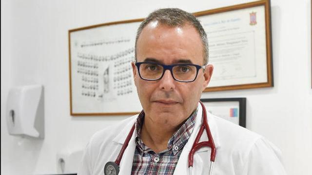 El doctor Fernando Wangüemert en su consulta de la clínica Cardioavant.