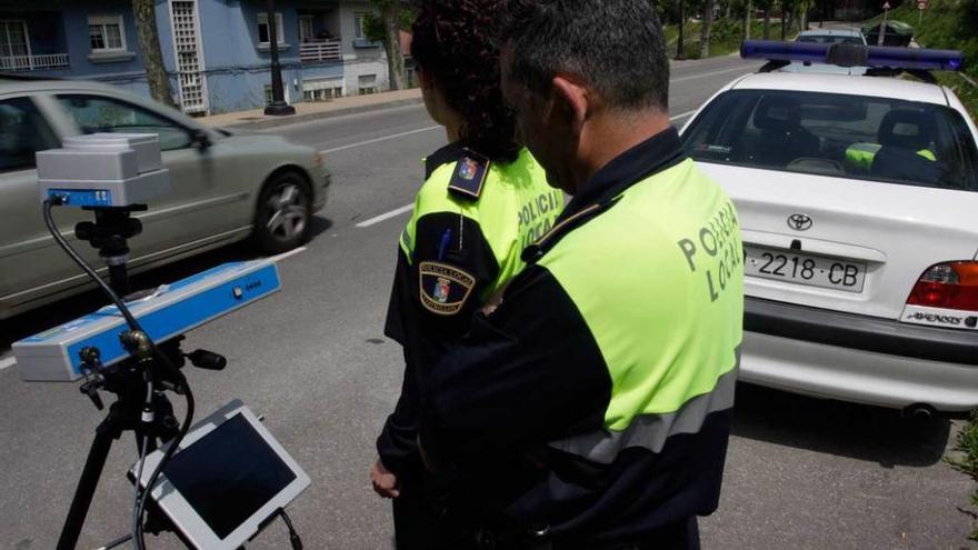 Agentes de la Policía Local de Castrillón, con el radar móvil que utilizan en algunas ocasiones, en un control en la carretera de Arnao.