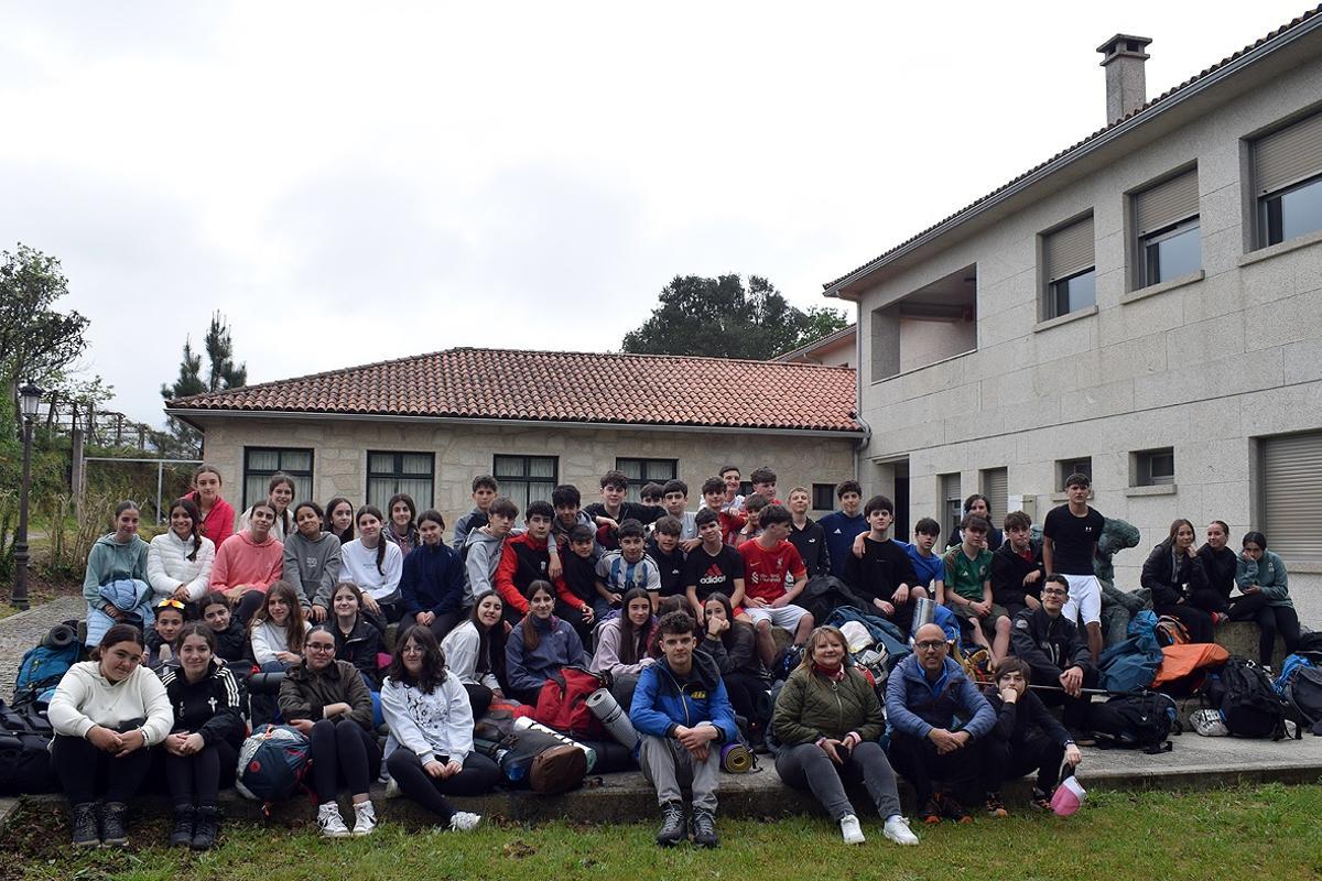 El grupo de estudiantes de Vigo en su parada en Valga