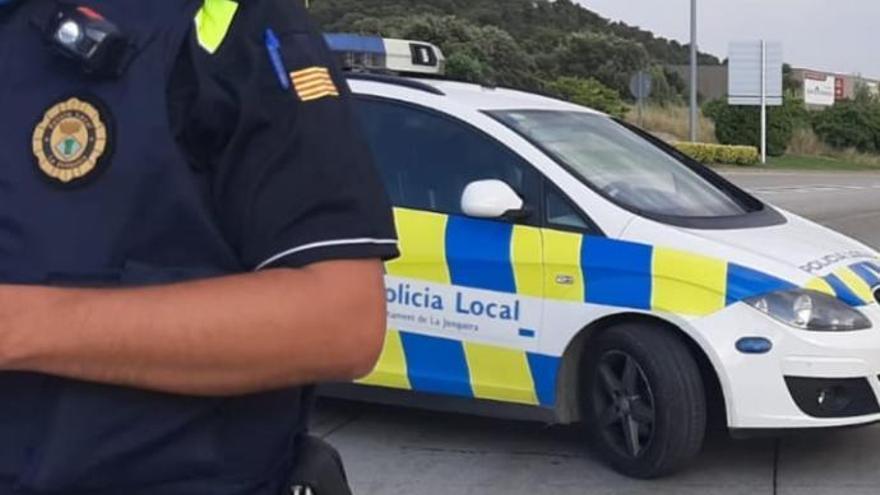 La Policia Local de la Jonquera deté un jove per traficar amb cocaïna pel carrer