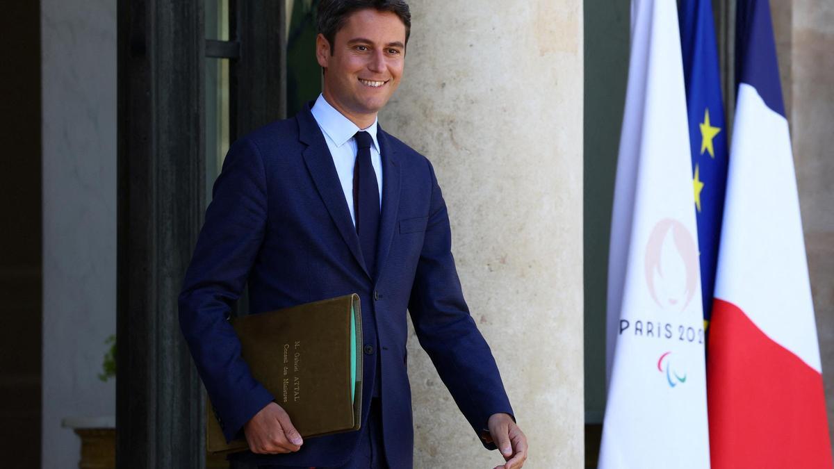El primer ministro francés, Gabriel Attal, abandona el Palacio del Elíseo tras la reunión del Gobierno celebrada este martes.