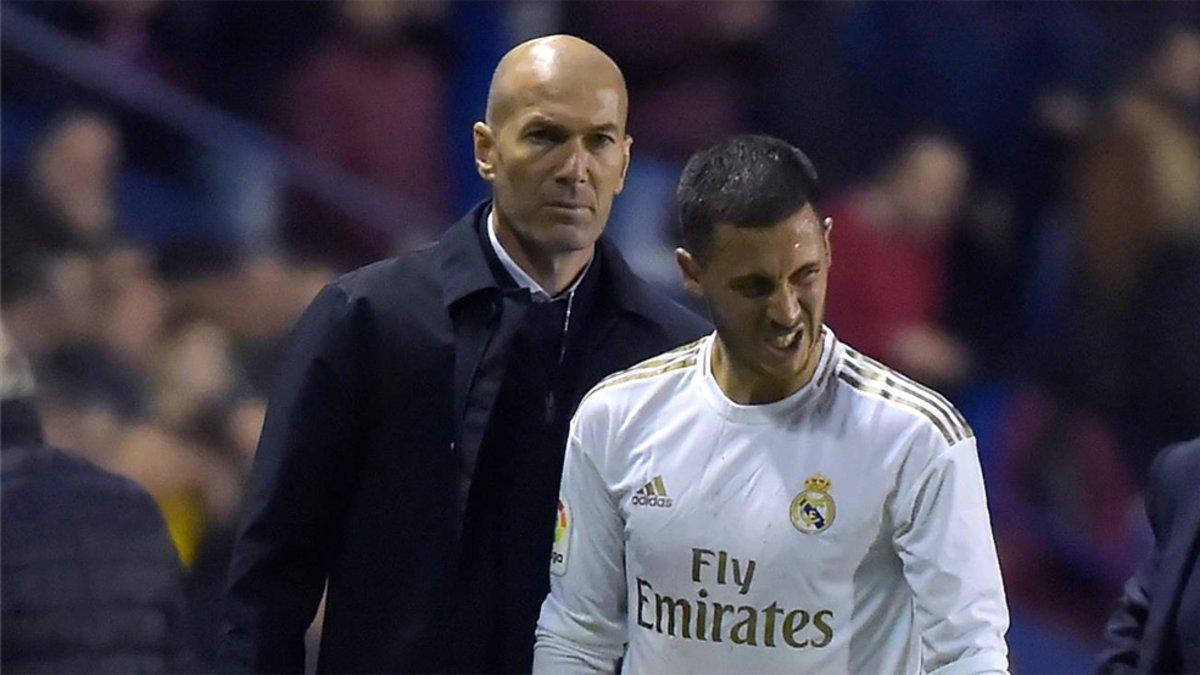 Zinedine Zidane y Eden Hazard durante un partido del Real Madrid de la temporada 2019/20