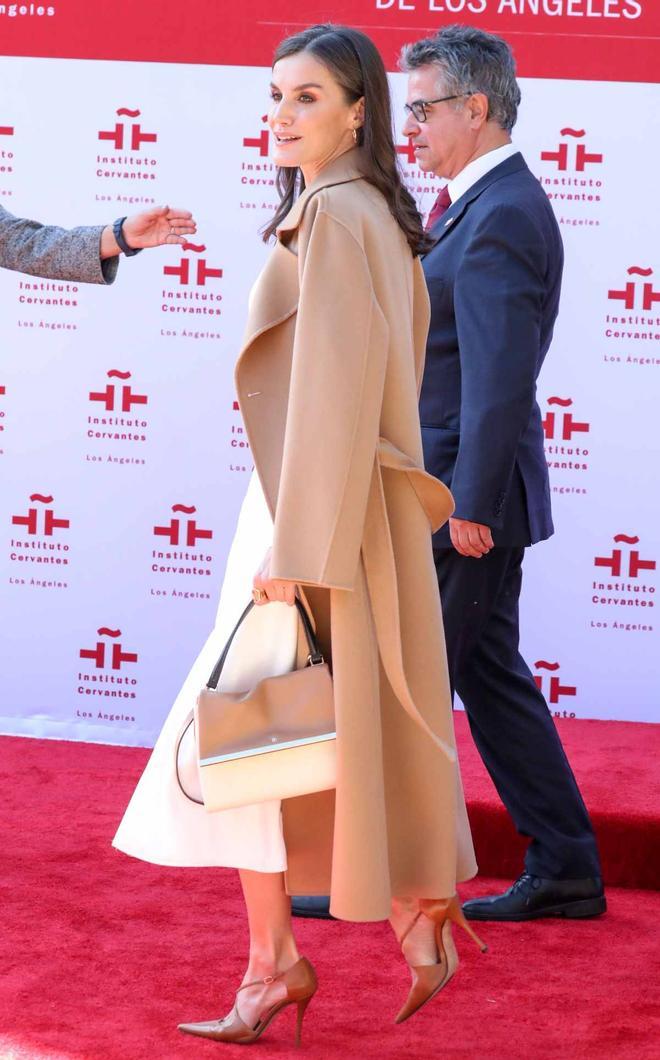 La reina Letizia con un abrigo camel en Los Ángeles