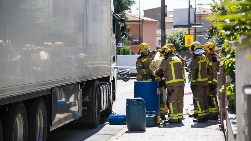 Rebenta el dipòsit de gasoil d&#039;un camió de gran tonatge a Santa Coloma