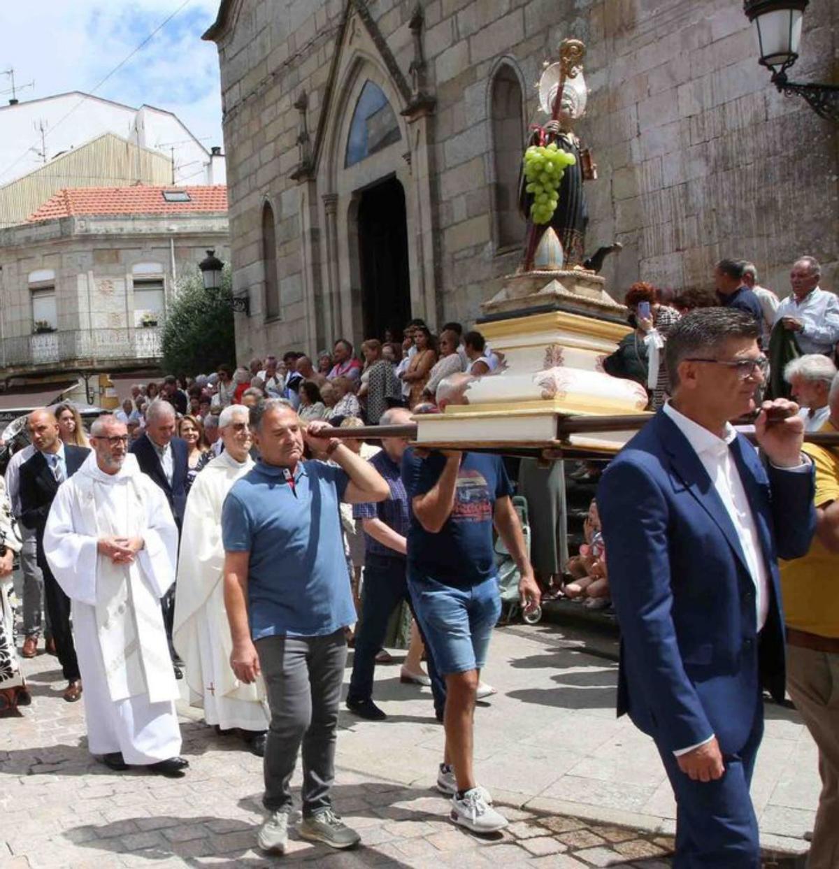 Feligreses en el interior de la iglesia de Gondomar realizando donativos a San Benito.   | // JOSÉ LORES