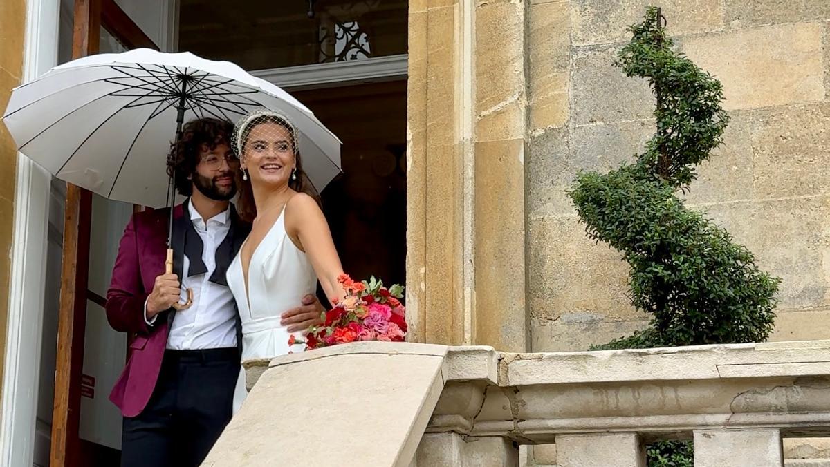 Una pareja celebra su boda en una villa clásica y emblemática.