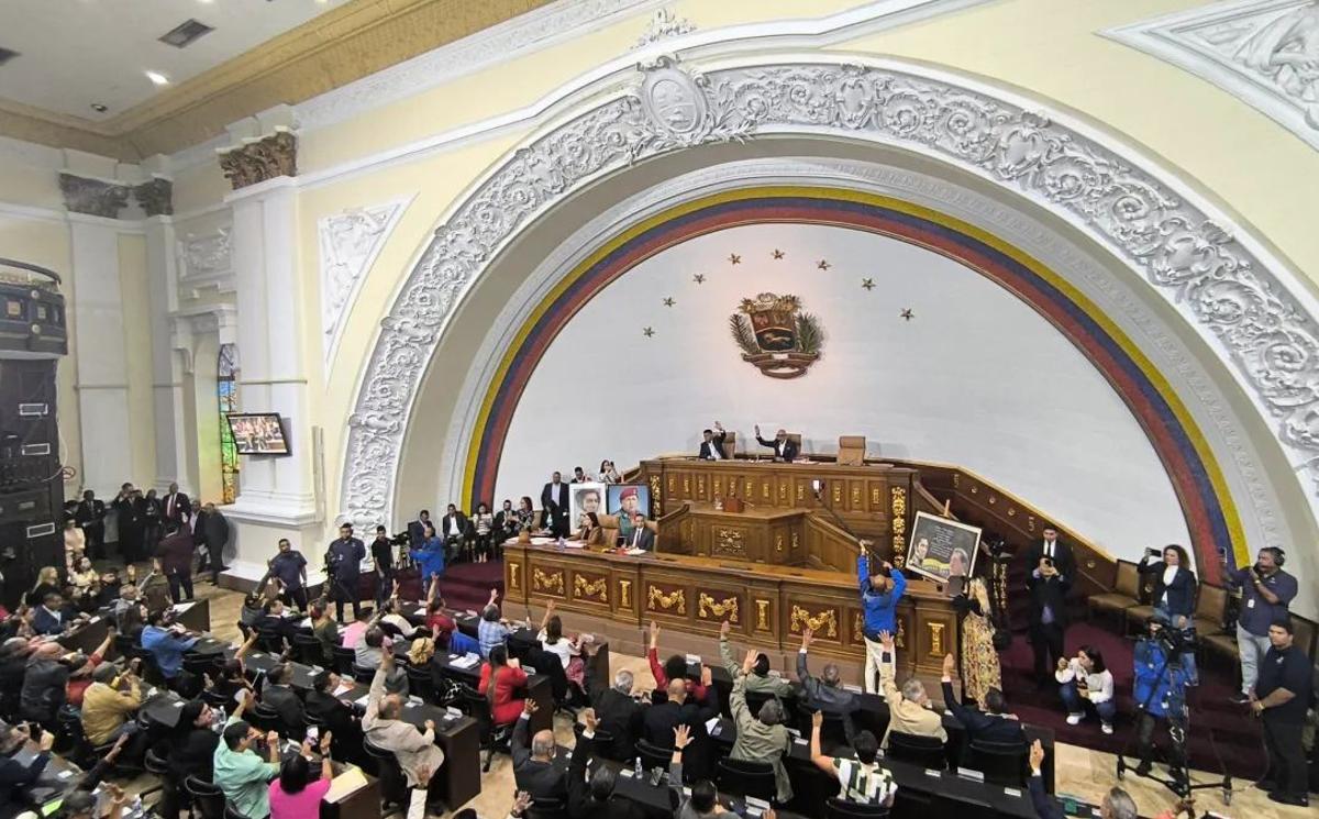Parlamento de Venezuela aplaza para la próxima semana el debate final de ley de amnistía.